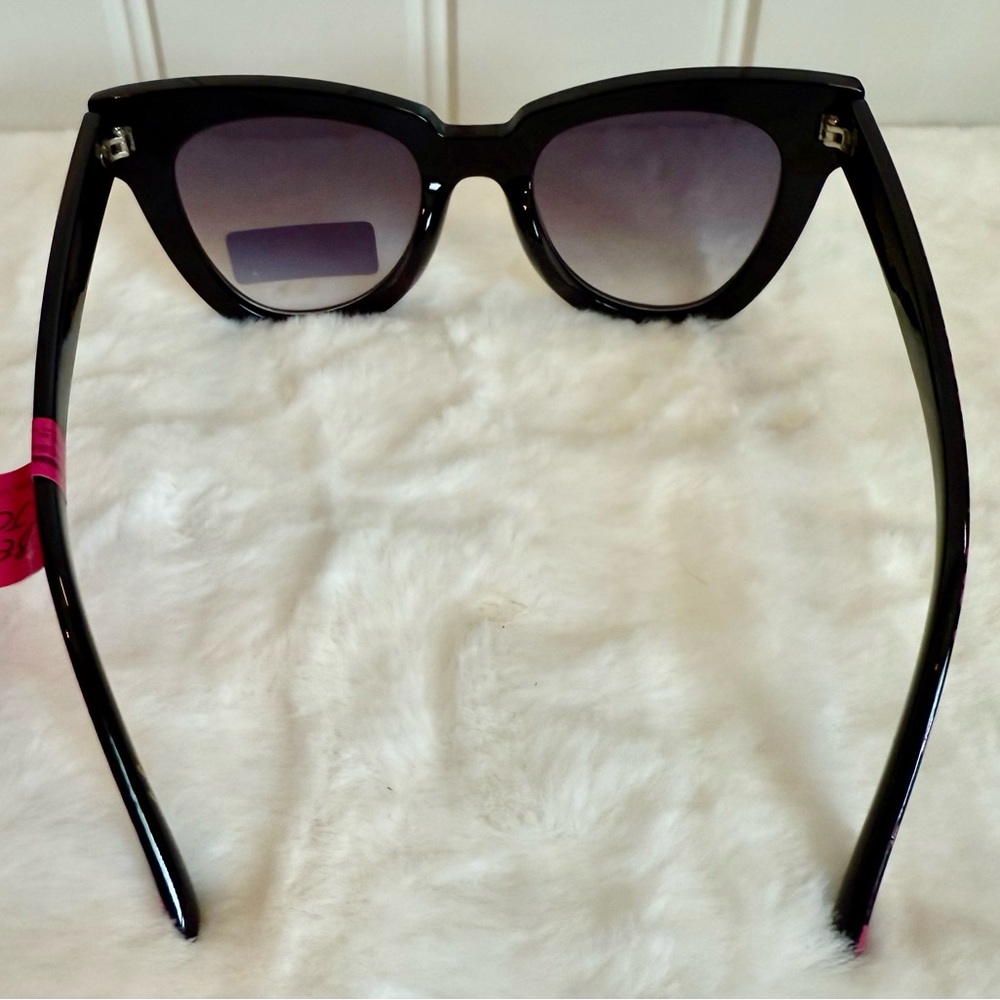 Betsey Johnson Hot Pink Cheetah/Cat Eye Oversized Sunglasses NWT’s - Picture 3 of 4